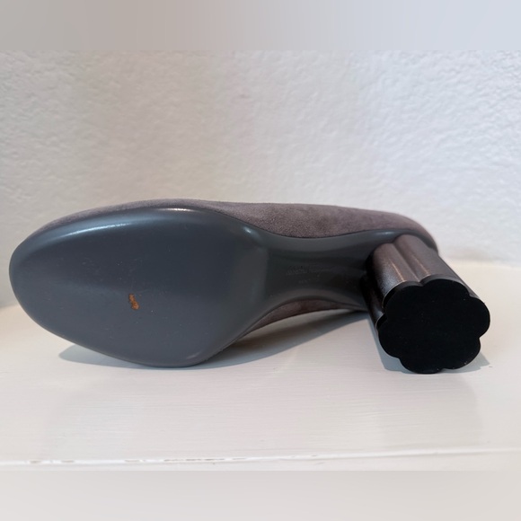 Ferragamo Grey suede leather “Lucca” pumps. Authentic. US Size 5.5 - Picture 8 of 16